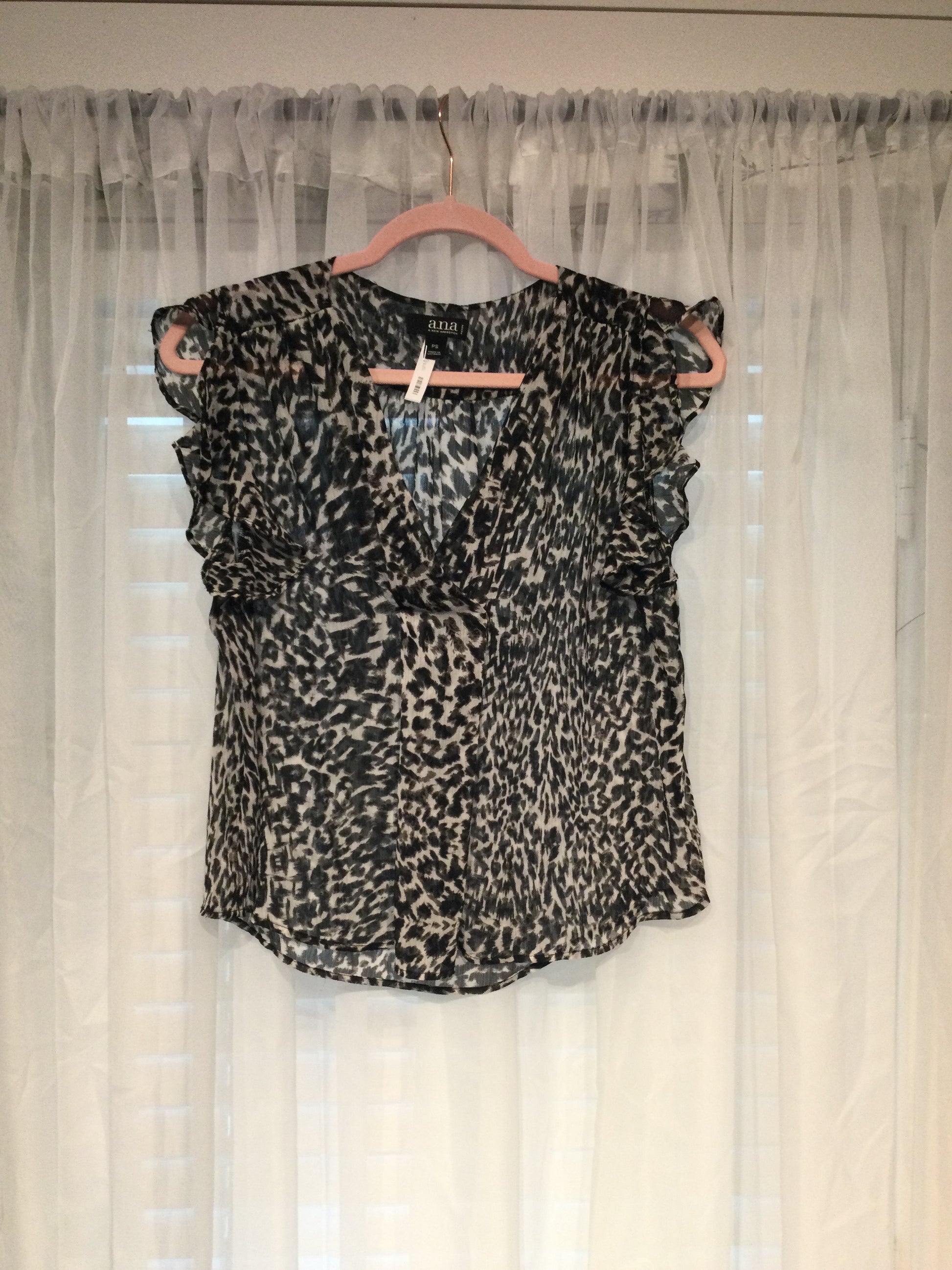 A.N.A a new approach size small petite leopard print top TT0718￼