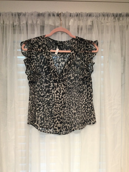 A.N.A a new approach size small petite leopard print top TT0718￼