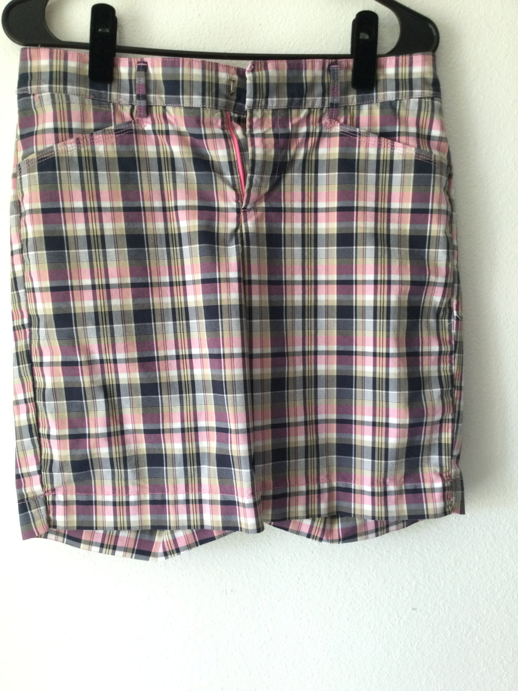DOCKERS GOLF SHORTS PINK, BLACK GINGHAM SIZE 6 BT0425