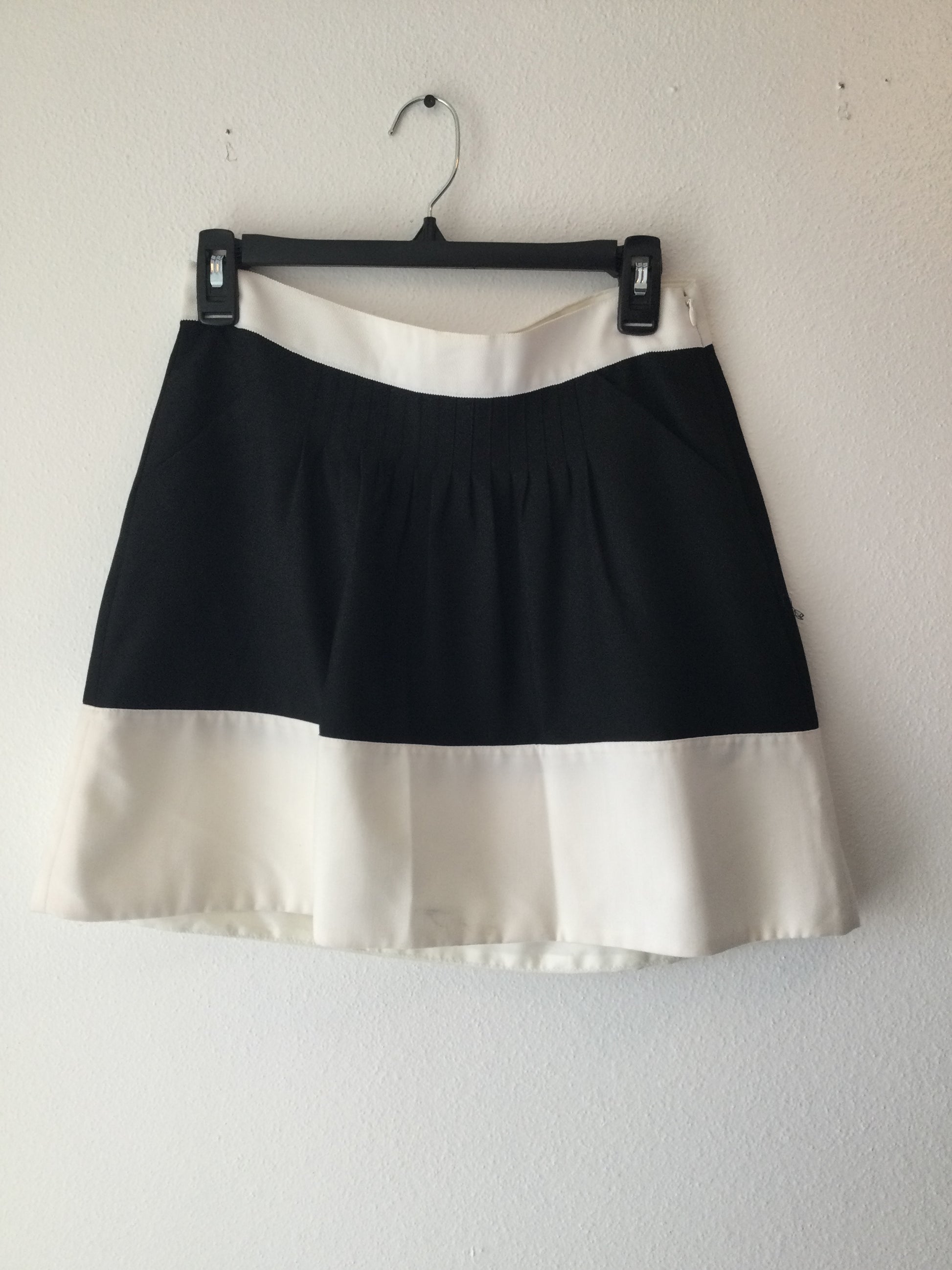 BLACK AND WHITE SKIRT A LINE LOFT SIZE 4