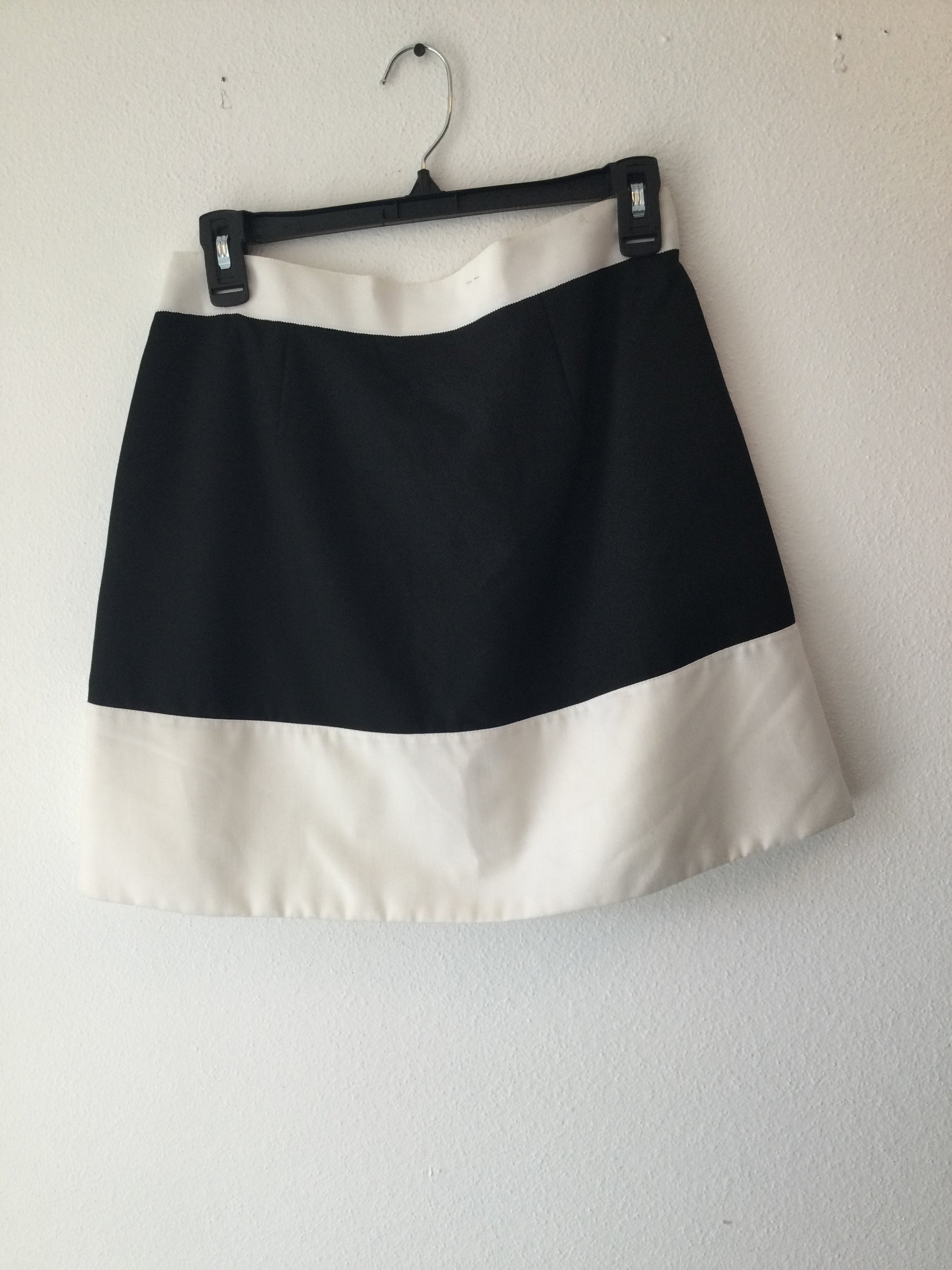 BLACK AND WHITE SKIRT A LINE LOFT SIZE 4