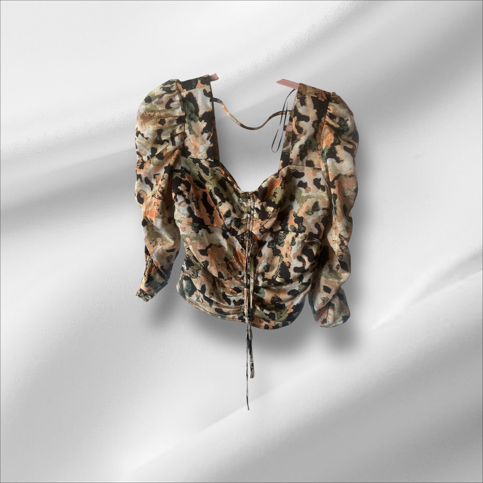 MILK AND HONEY SIZE MEDIUM MULTICOLOR ANIMAL PRINT RUCHED PUFF-SLEEVE CROP TOP TT0613