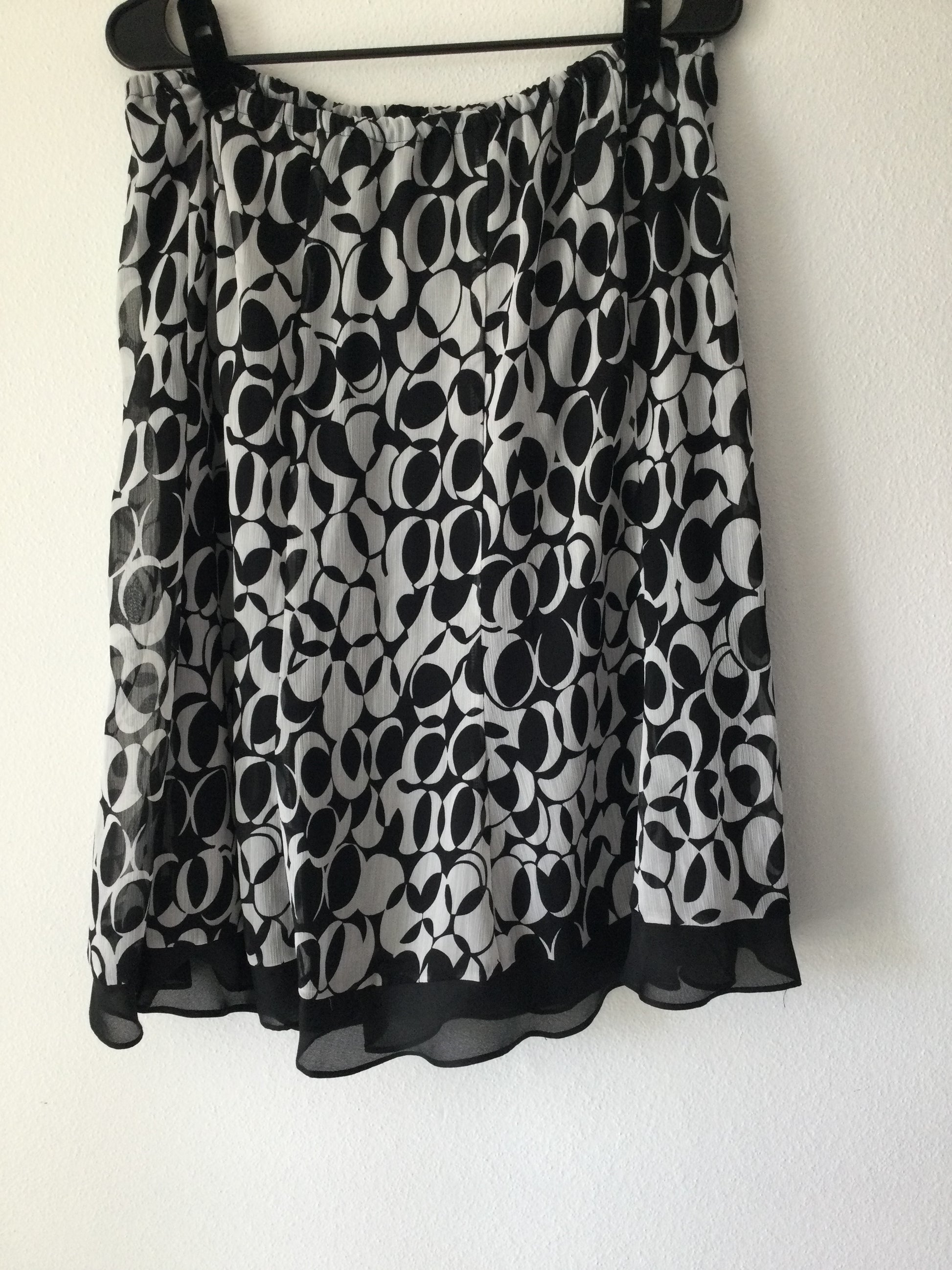 WHITE AND BLACK SKIRT SIZE 14