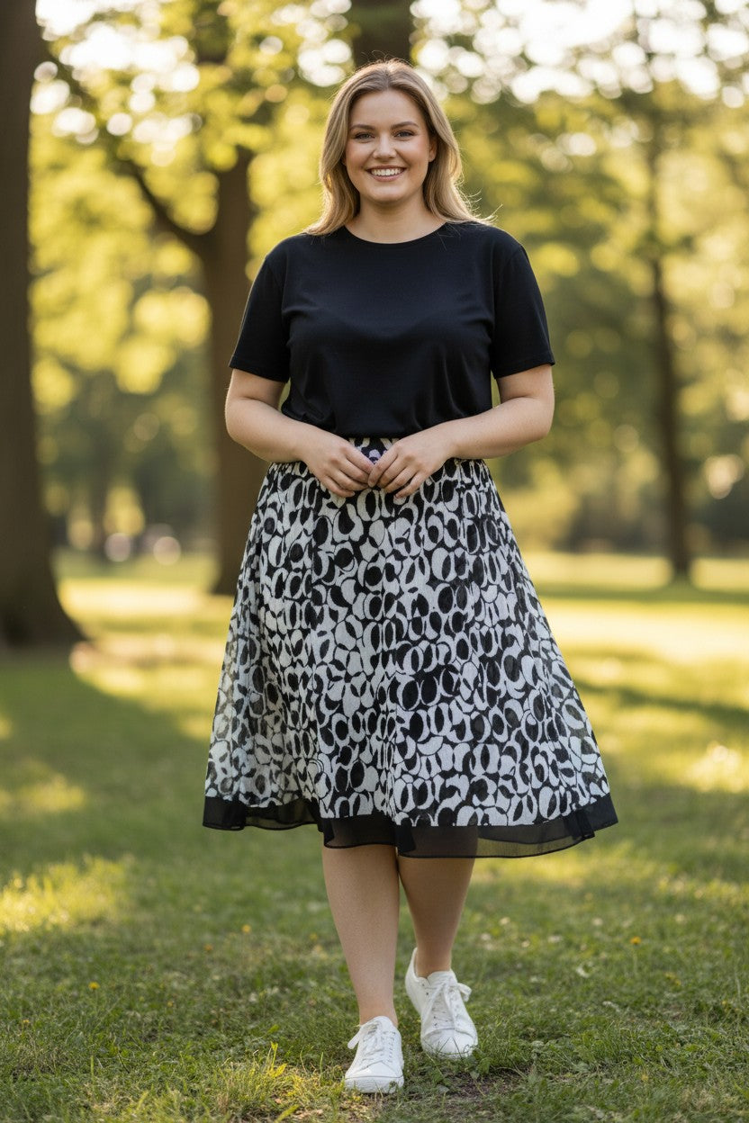 WHITE AND BLACK SKIRT SIZE 14